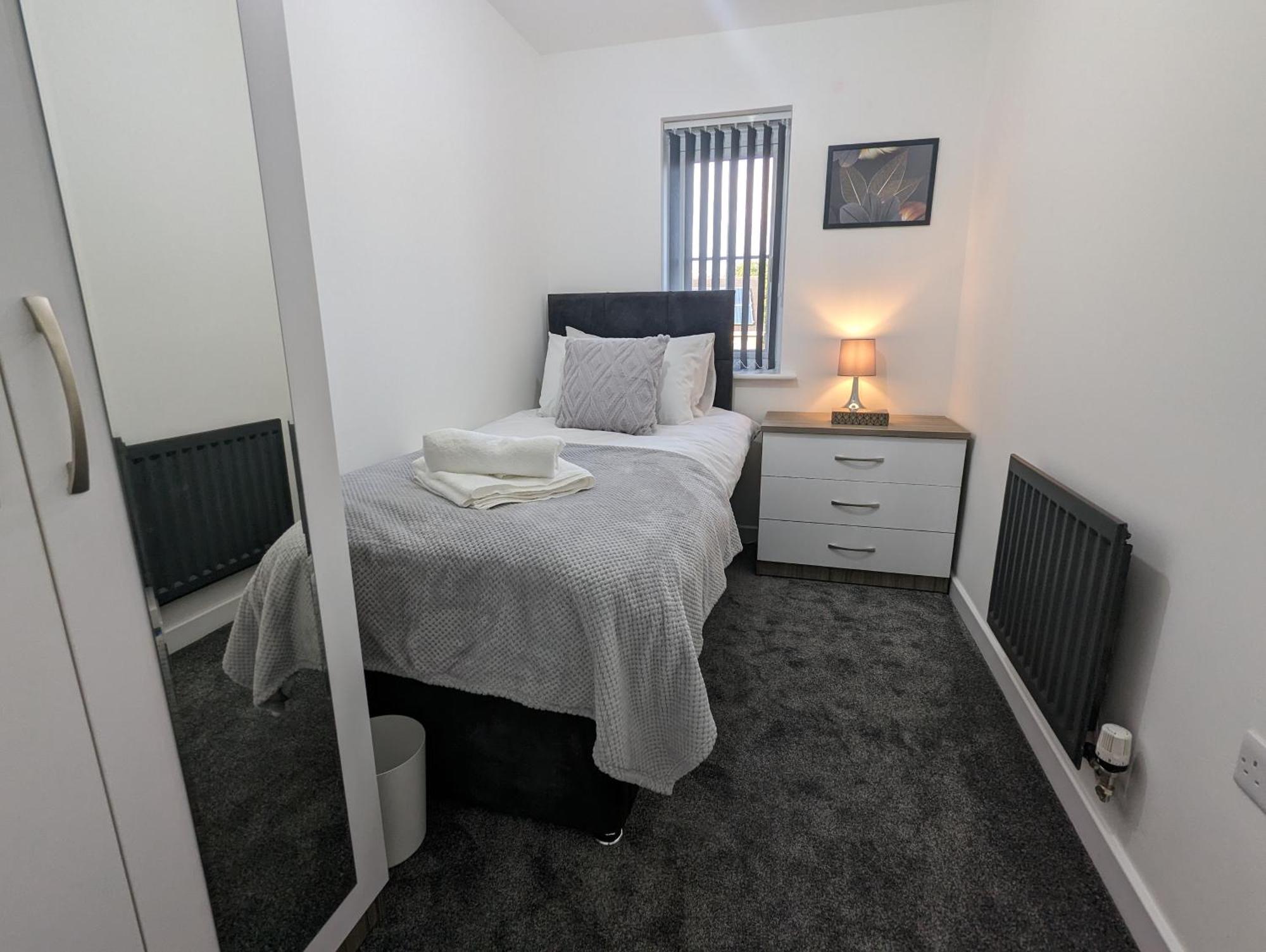 Clariturf - 4 Bedroom Semi - Private Parking Near Turf Moor, Town Centre, Transport And Motorway Links Next To Canal, 3 Parks And Lake - Sky And Netflix Burnley Eksteriør billede