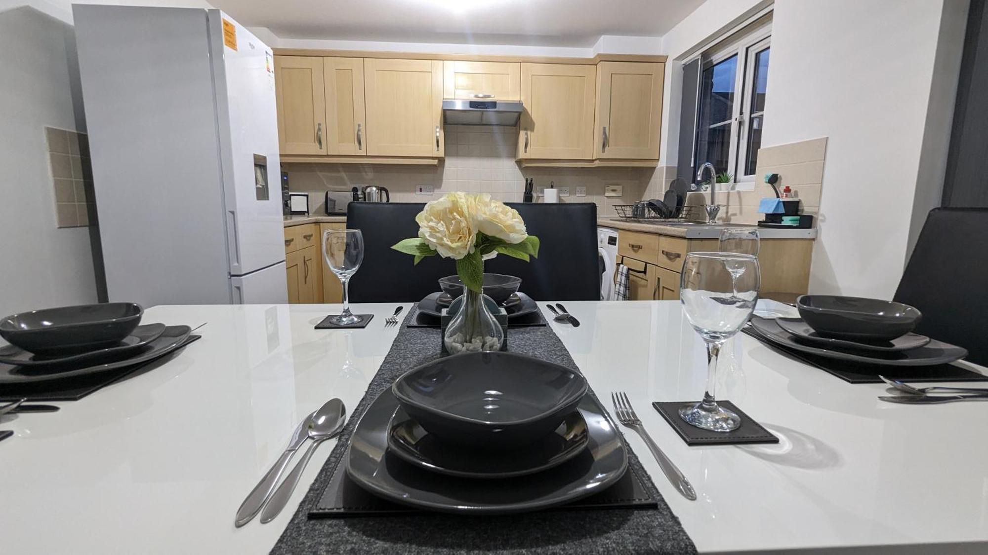 Clariturf - 4 Bedroom Semi - Private Parking Near Turf Moor, Town Centre, Transport And Motorway Links Next To Canal, 3 Parks And Lake - Sky And Netflix Burnley Eksteriør billede